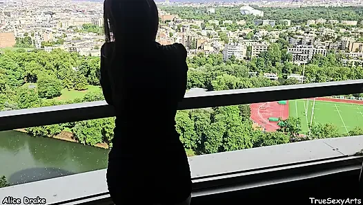 Alice drake 4k partiden sonra paris'te buharlı balkon seksi