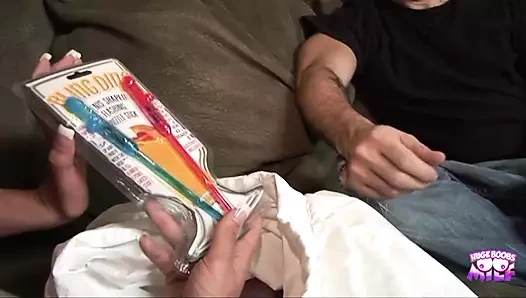 Seksi sarışın Noel Baba gibi giyiniyor ve kovboy kızı hayatının sikini alıyor