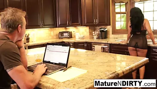 Busty esmer milf dalga geçiyor ona koca ile seksi kadın iç çamaşırı