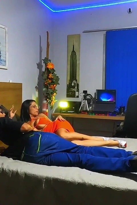 Dört ayak üstünde bankta kalıp bana her şeyi vermeyi seviyor