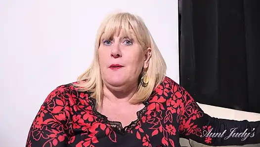 Auntjudys - büyük memeli olgun iri güzel kadın Catherine'in kıllı çalısı için bir bahçıvana ihtiyacı var