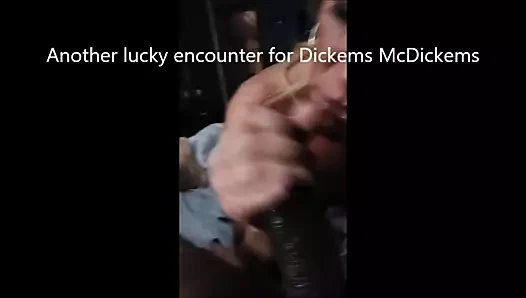 Başka bir slurping ırklararası oral seks tarafından bir sıcak sarışın eş