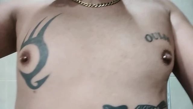 Dövmeli göğüsleri ve pirsingli meme uçlarını gösteriyor - göğüsleri sıkıyor ve dokunuyor - memeler oynuyor