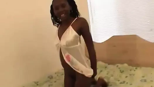 Yarak emen zenci genç kız beyaz yarağa sakso çekiyor