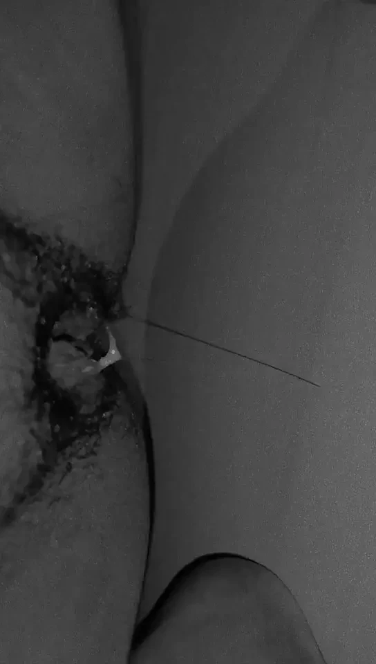 Возбужденная киска Mallu течет