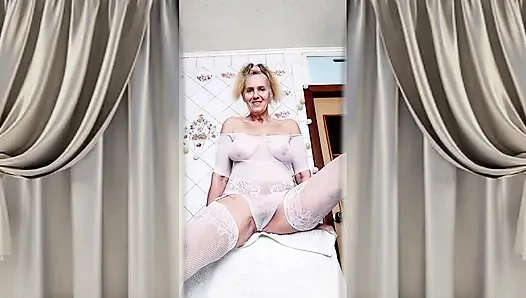 Ateşli ev hanımı Lukerya mutfakta açık şeffaf beyaz tulumla flört ediyor 2