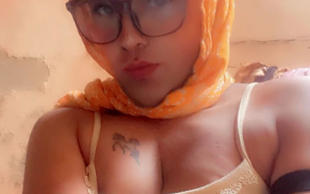 Kadın kılıklı rahatlama videosuna katıl