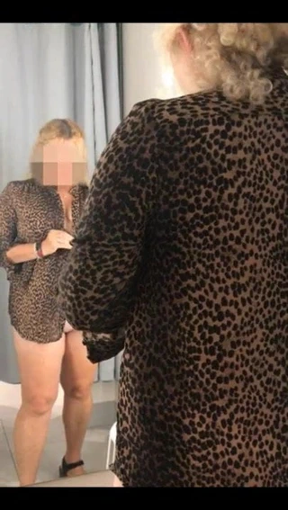 La bourgeoise a poil dans une cabine pour son Maitre