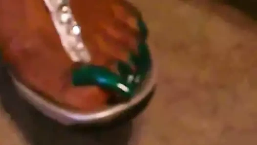 Uzun yeşil ayak tırnakları