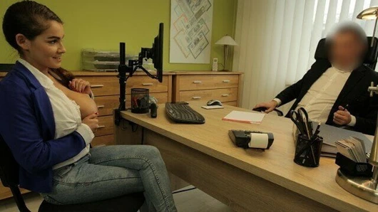Kredi4k. banka memuru müşterilerinin büyük sahtekarlığını görmek için sabırsızlanıyor