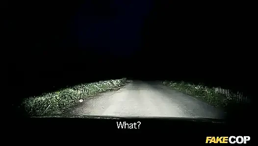 Fake cop - genç parti kızı ara sokakta sikiliyor ve yarak emiyor bakış açısı