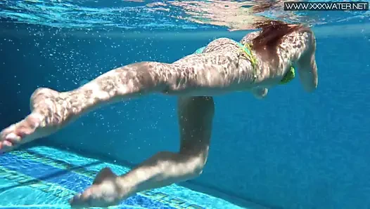 Nicole Pearl sıcak Rus porno gets çıplak