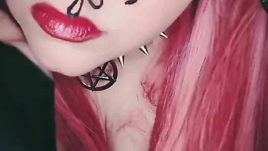 Baştan çıkarıcı orta yaşlı seksi kadın amcığını teşhir ediyor
