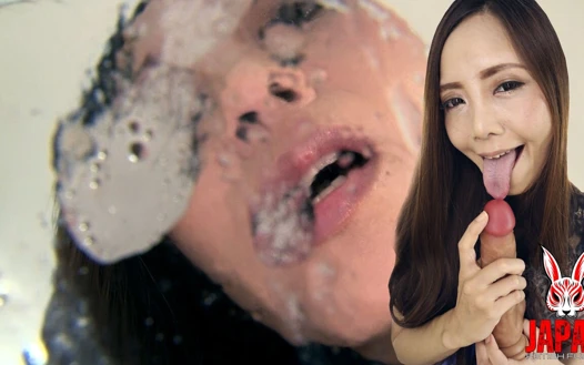 Çık, Turist. Bu sadece tükürük bağımlıları için. Koyuki Amano senin için yapışan, kokan ve damlayan kalın, ekşi tükürüyor