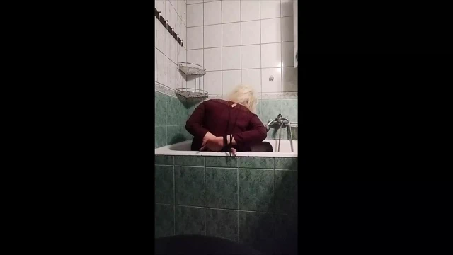 Genç fahişe şişman bir yarakla boğuluyor