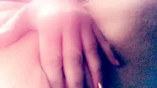 Benim tinder randevum onu ​​kedi ile oynuyor