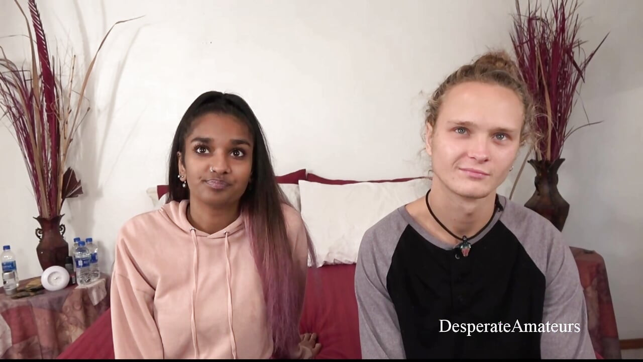 Çaresiz amatörler minyon kızıl saçlı Pepper Hart ve genç Kiki Sweet sıkı amcıklarını büyük beyaz yaraklarla siktiriyor