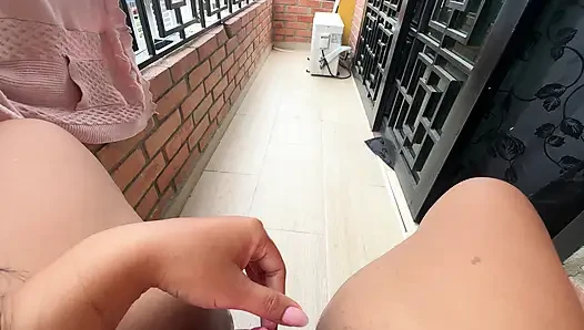 Dün gece iç çamaşırımla balkonda yürüyordum ve komşumun buraya baktığını gördüm, bu yüzden bu sabah dışarı çıkıp çıkmadığımı görmek için mastürbasyon yapmaya karar verdim ve
