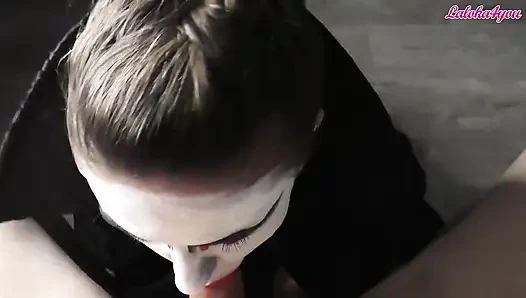 Tutkulu vampir kız büyük yarağı emiyor ve ağzına boşalıyor