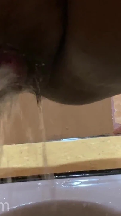 Mallu Müslüman Thatha ve kocası sikişirken ve işerken anal parmaklamayı deniyor | Klip 2