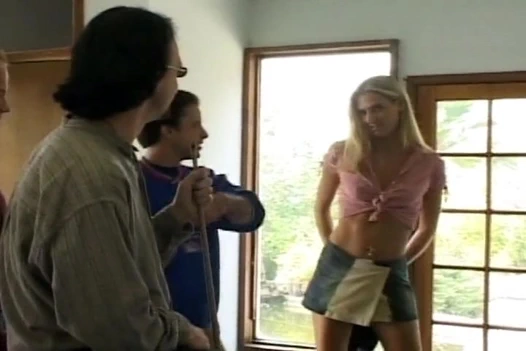 Sarışın genç kız grup seks seansında çifte sikiliyor