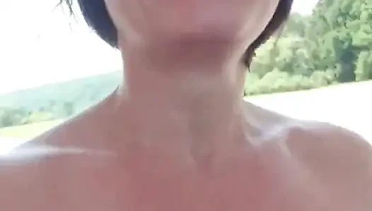 Dışarıda otoyolun altında çıplak koşmak