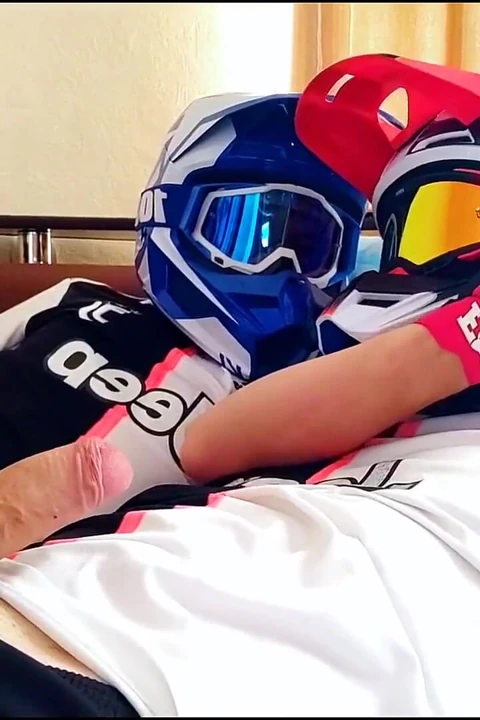 Miğferli iki adam mastürbasyon yapıyor ve boşalıyor