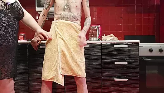 Kayınvalidem sikimi görünce ben boşalana kadar mastürbasyon yapmaya ve sikimi emmeye başladı