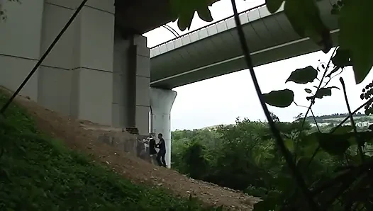 Olgun esmer ormanda ve arabada sert sikiliyor