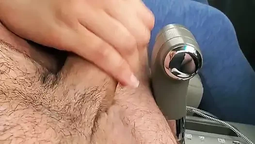 Eski hala yumuşakken sikimle oynamayı seviyor