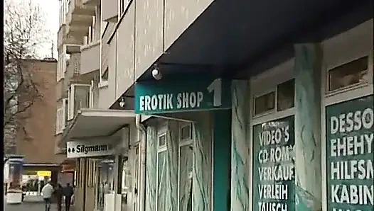 Erotik dükkanda çalışan kız sikimi emiyor