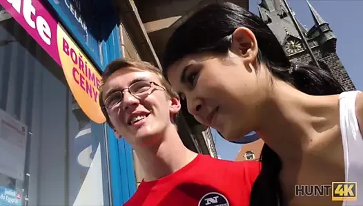 Akıllı adam bir yığın nakit için güzel bir genci nasıl baştan çıkaracağını biliyordu