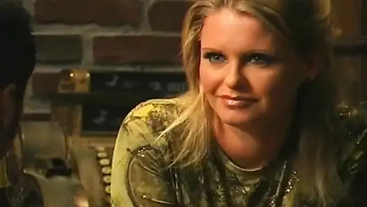 Sarışın hatun yoğun oral ve sert sikiş için polisi baştan çıkarıyor