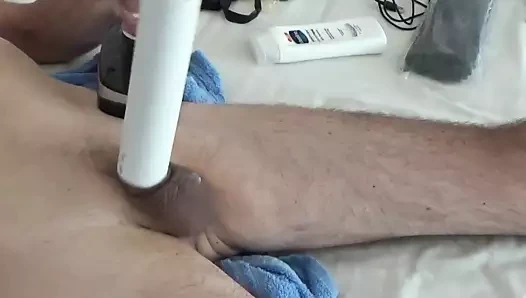 Güçlü elektrikli aletten horoz fışkırtıyor