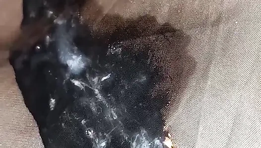 Deri bir ladycoat'un astarını sikiyor ve lekeliyor