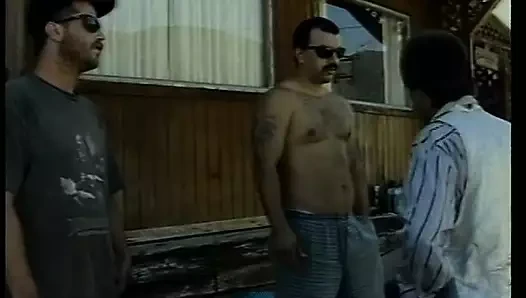 Randy adam beceriyor ve onu kremalamadan önce düzgün vücutlu sarışının amını yiyor