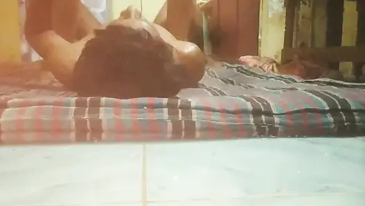 Üvey kız kardeşim yüzüme oturuyor ve işemeyi bitirdim tüm sidiğini yutıyorum