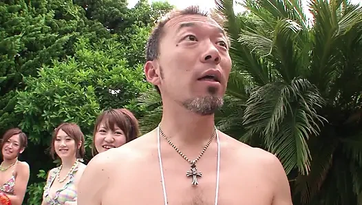 Ateşli kızlar yarak emmenin tadını çıkarıyor ve sonra grup sekste sert sikişiyor