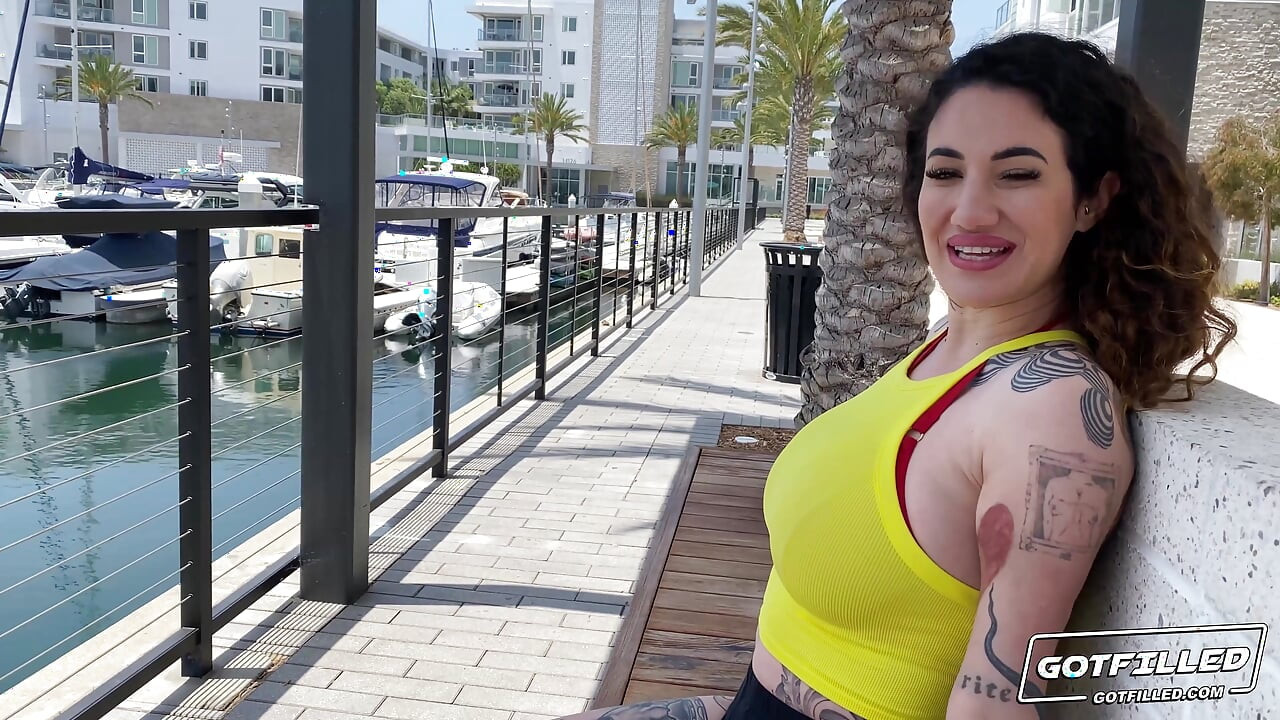Arabelle Raphael'in götünü dolduruyor