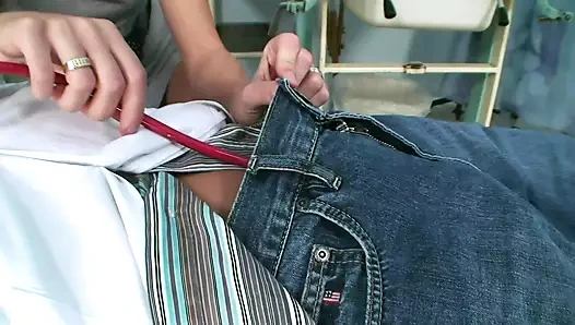 Küçük memeli ve tıraşlı amcıklı azgın esmer sabırsızlanıyor