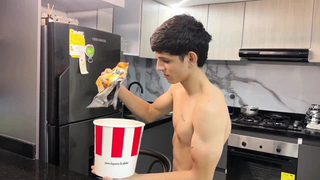 Azgın arkadaş, zengin penisini seksi Latin arkadaşı için patates kızartmalarının içine koydu. Gerçek Ev Yapımı Seksle Bitiyor