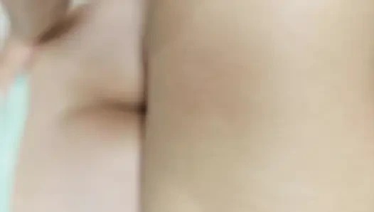 Tombul götlü Hintli kız şeffaf saten elbise giyerek çok seksi olduğu için masöz tarafından sikiliyor