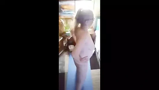 Çıplak yoga yapmak için can atıyorum!