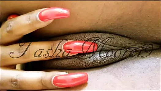 Ben (tasha) benim tatlı genç kedi ve tırnaklarımı gösteriyor!