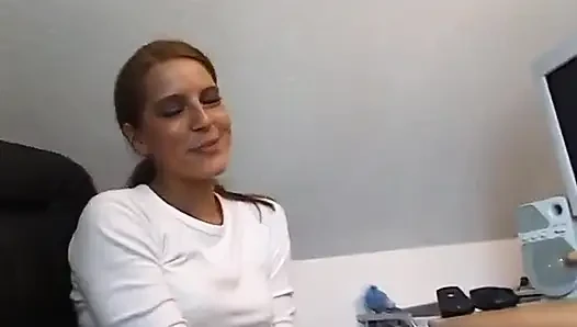 Seksi sürtük ofiste mastürbasyon yapıyor