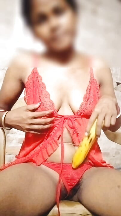 Asyalı ev hanımı muz ve küçük pu6in büyük muzla mastürbasyon yapıyor