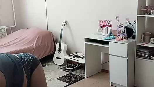 Kayınvalidemi ve odayı nasıl çıplak temizlediğini gözetledim