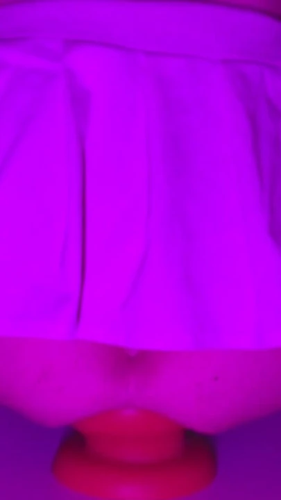 Kısa etekli Sissy Kız 12 santim kalınlığındaki dev anal tıkaçta zıplıyor | Bölüm 1