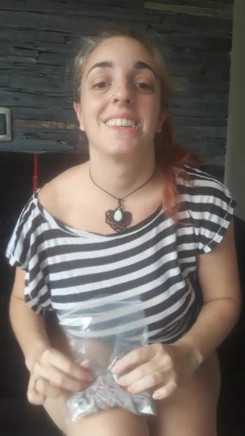 Знаковый момент из "растираю мои стринги, чтобы мой сводный брат нюхает их".