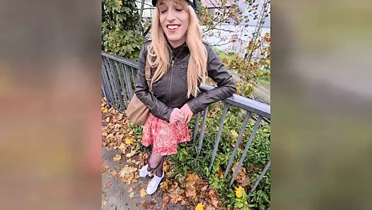 Titreşimli sextoy ile kamu uzaktan - travesti cumshot!